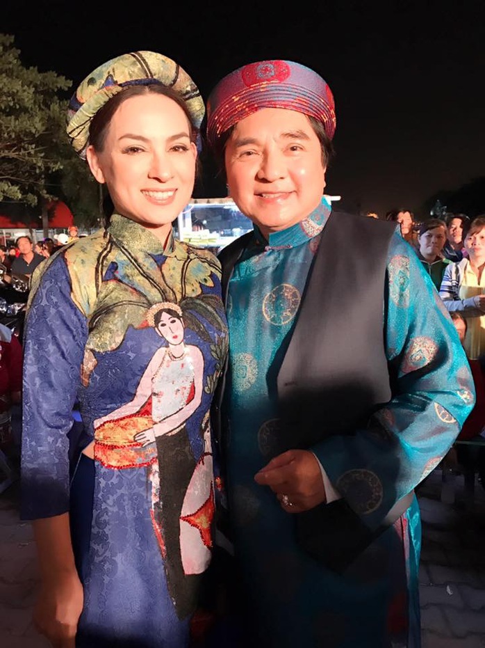 
Nghệ sĩ Chí Tâm và ca sĩ Phi Nhung diện áo dài đón Tết Nguyên đán
