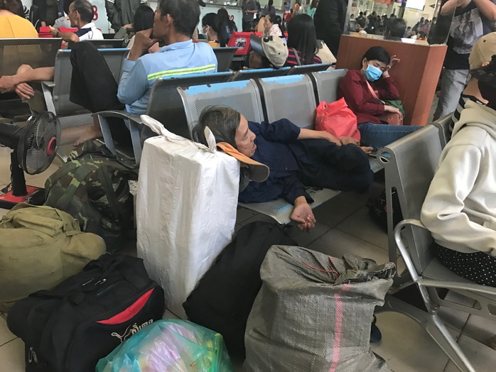 
Nhiều hành khách mệt mỏi, vật vờ chờ đợi vì xe đến trễ so với lịch khởi hành.
