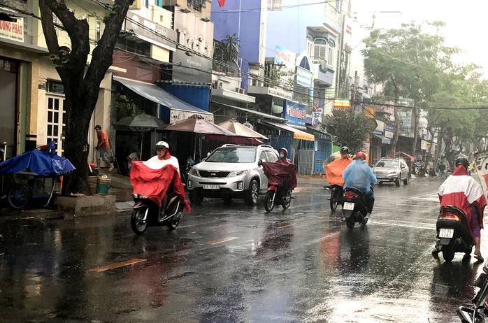 
Người dân TP HCM bất ngờ trước cơn mưa trái mùa.
