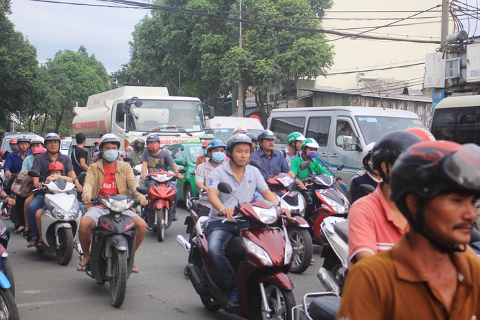 
Khoảng 17 giờ ngày 2-1, lượng phương tiện đổ về khu vực Bến xe Miền Đông bắt đầu tăng
