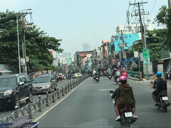 
Đường Bạch Đằng (quận Bình Thạnh) gần ngã tư Hàng Xanh vào lúc 15 giờ 30 ngày 25 tháng chạp.
