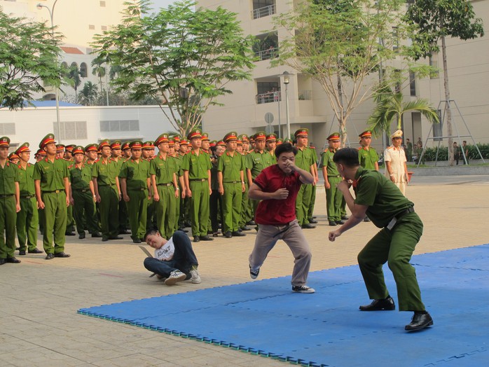 Lực lượng Đội Cảnh sát hình sự đặc nhiệm hướng Nam biểu diễn tấn công tội phạm