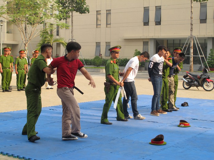 
Quy phục băng có mã tấu trong chớp nhoáng
