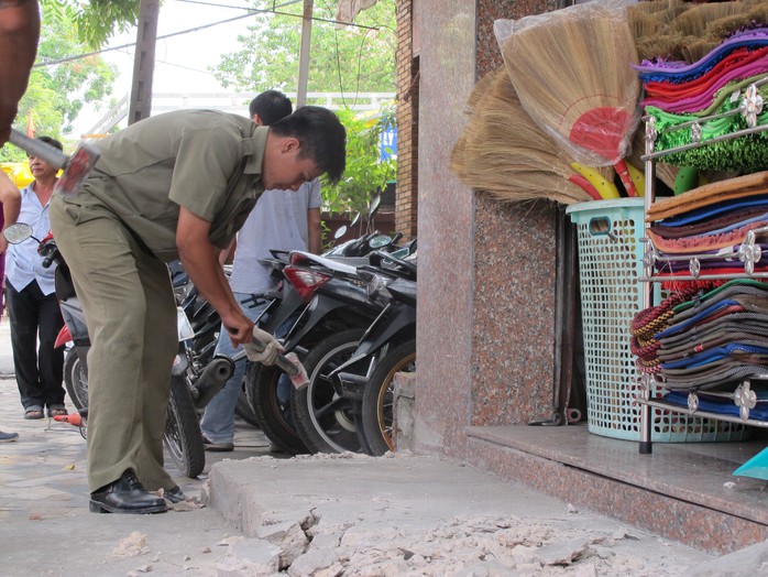 
Bậc thềm lấn chiếm vỉa hè bị đập bỏ
