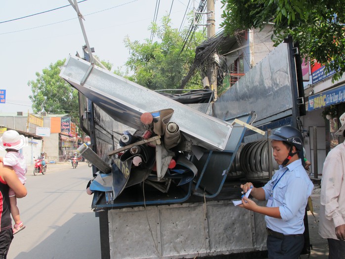 
Nhiều vật dụng bị tạm thu, niêm phong
