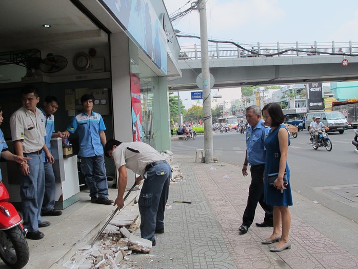 Chị Nguyễn Thị Ánh yêu cầu nhân viên tự tháo dỡ