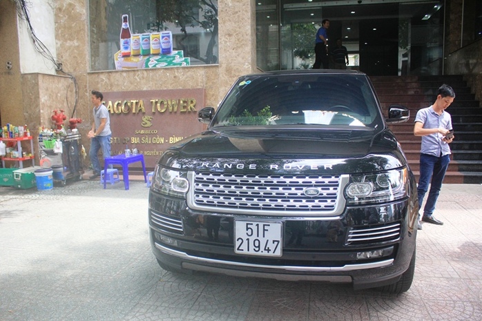
Tương tự, một ô tô khác đậu trước Công ty CP Bia Sài Gòn – Bình Tây cũng bị lập biên bản lỗi đậu xe trên vỉa hè, lỗi này tài xế phải nộp phạt 700.000 đồng.
