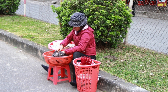 
Dịch vụ đổi tiền lẻ, bán tiền vàng may mắn vẫn xuất hiện tràn lan trong khu vực đền Trần
