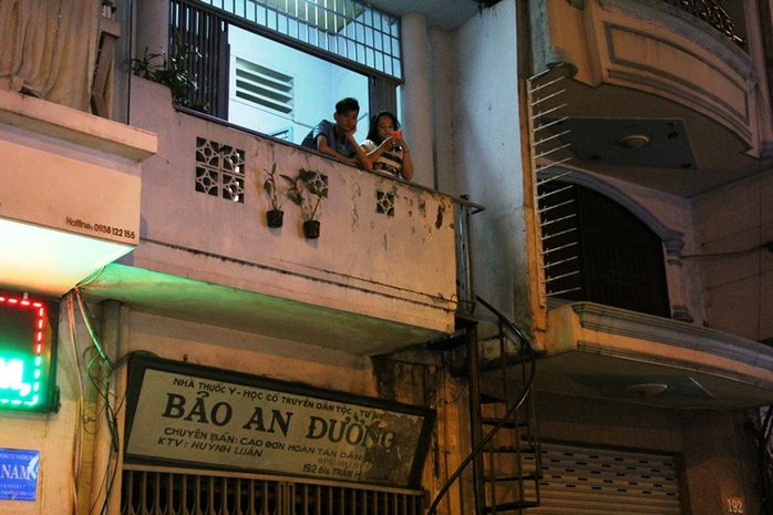 
Cũng trên đường Trần Hưng Đạo, phường Nguyễn Cư Trinh, cầu thang một căn nhà nằm trên vỉa hè. Người hàng xóm cho biết cầu thang là lối lên xuống của nhà ở tầng lầu, tầng trệt là một hộ khác.
