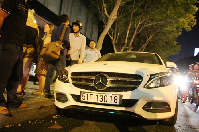 
Khoảng 22 giờ ngày 23-3, lực lượng chức năng phát hiện có 2 xe sang đậu dưới lòng đường Lê Lai (quận 1, TP HCM), chủ xe vào quán uống cà phê
