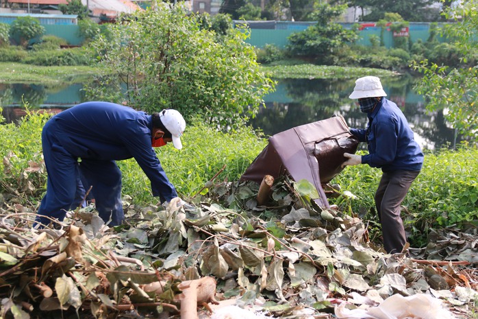 
Công nhân Công ty Dịch vụ Công ích quận 8, TP HCM dọn dẹp rác ven kinh
