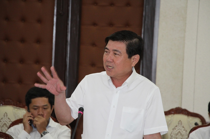 
Chủ tịch UBND TP Nguyễn Thành Phong cho rằng việc nhập các sở với nhau sẽ quá tải công việc.
