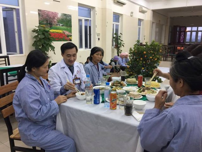
Giám đốc BV K Trung ương Trần Văn Thuấn (áo trắng) ăn bữa cơm truyền thống đón tết cùng những bệnh nhân phải ăn Tết BV
