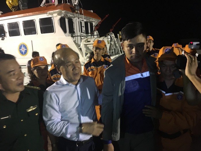
Thứ trưởng Bộ GTVT Nguyễn Văn Công thăm hỏi thuyền viên được cứu sống
