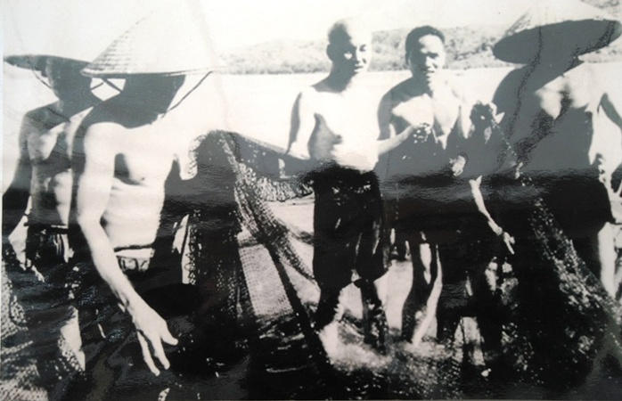 Hình ảnh gần gũi, mộc mạc của lãnh tụ Hồ Chí Minh với bà con xóm Sơn, xã Quảng Vinh, huyện Quảng Xương (nay là phố Vinh Sơn, phường Trường Sơn, thị xã Sầm Sơn) ngày 18-7-1960