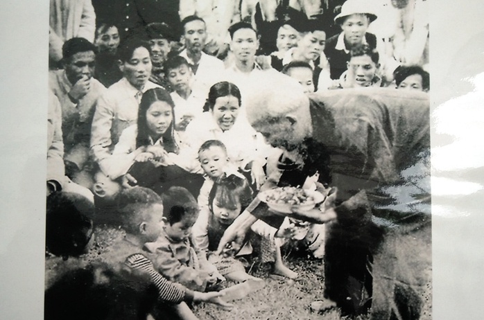 Bác chia kẹo cho trẻ em ở nhà trẻ cơ quan Tỉnh ủy Thanh Hóa