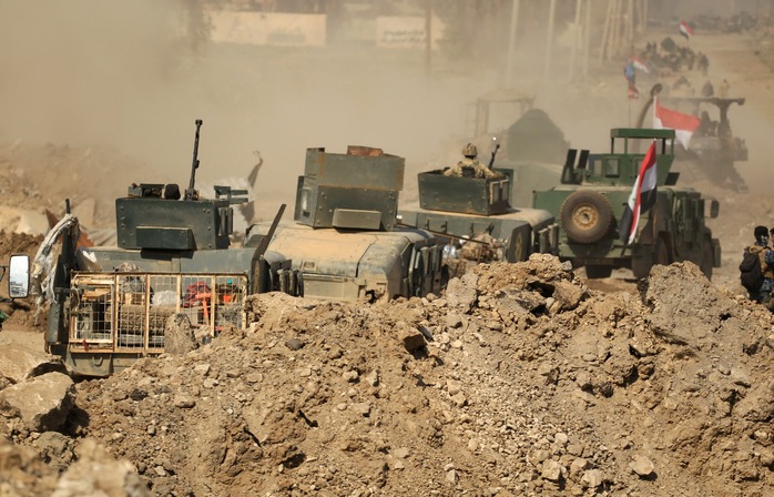 
Các lực lượng Iraq kéo quân vào sân bay Mosul hôm 23-2. Ảnh: REUTERS
