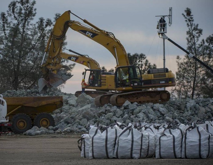 
Công cuộc vá đập Oroville diễn ra nhanh chóng. Ảnh: Sacbee
