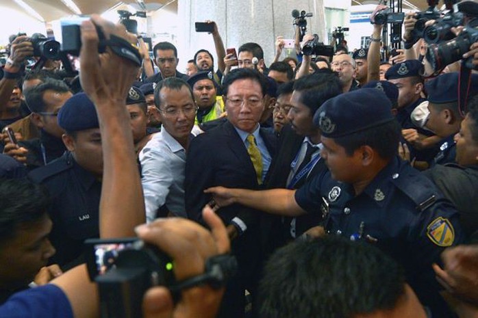 Ông Kang Chol trong vòng vây báo giới tại sân bay Kuala Lumpur chiều tối 6-3. Ảnh: Bernama