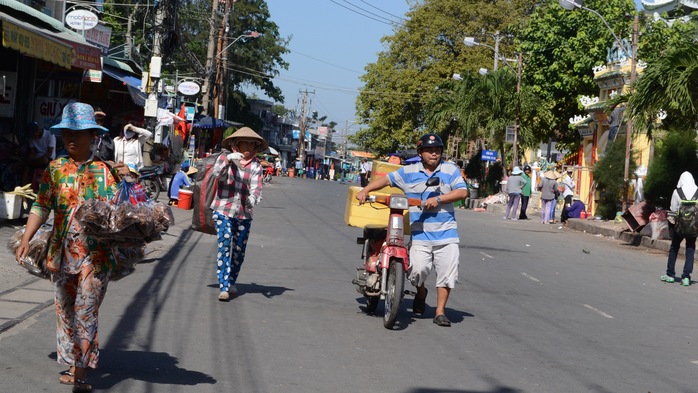 
Khách đến đây vào những ngày cuối tuần sẽ được an toàn hơn vì chính quyền địa phương chọn con đường phía sau miếu Bà làm tuyến đi bộ.
