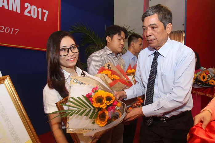 
Ông Nguyễn Văn Khải, Phó Chủ tịch Thường trực LĐLĐ TP HCM, tặng hoa cho các đảng viên tiêu biểu Ảnh: HOÀNG TRIỀU

