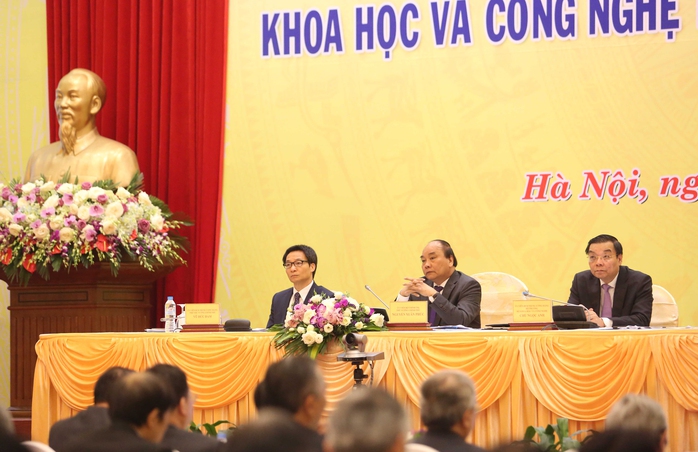 
Thủ tướng Nguyễn Xuân Phúc, Phó Thủ tướng Vũ Đức Đam và Bộ trưởng Bộ KH-CN Chu Ngọc Anh chủ trì hội nghị - Ảnh: Loan Lê
