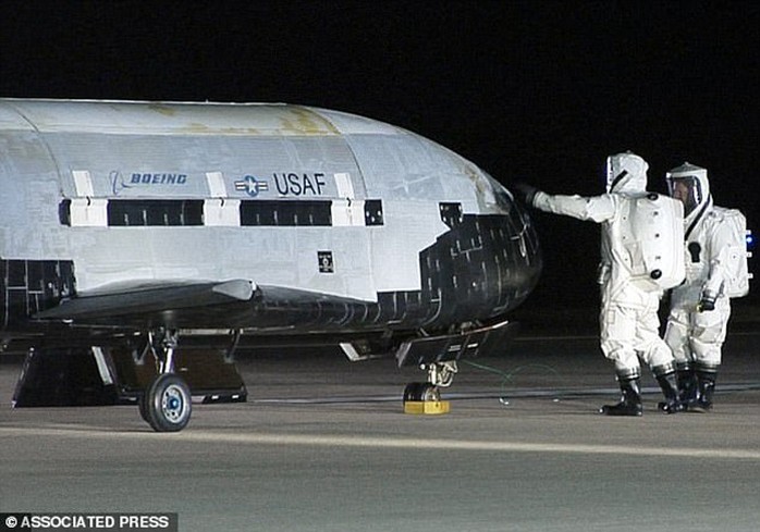 
Các kỹ sư kiểm tra máy bay không gian X-37B ngay sau khi nó hạ cánh tại căn cứ không quân Vandenberg, bang California - Mỹ vào ngày 3-12-2010 Ảnh: AP
