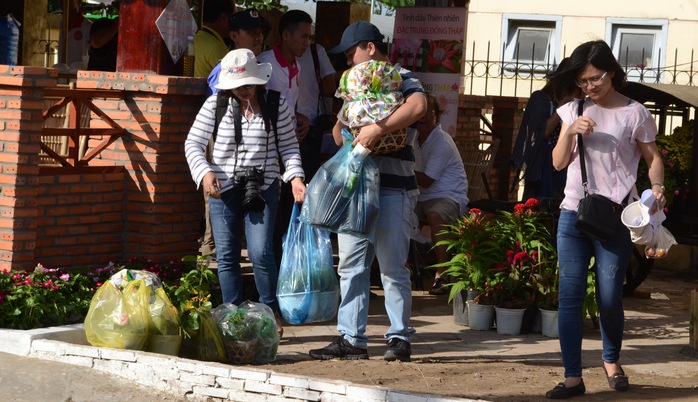 
Không quên mua hoa về tặng người thân
