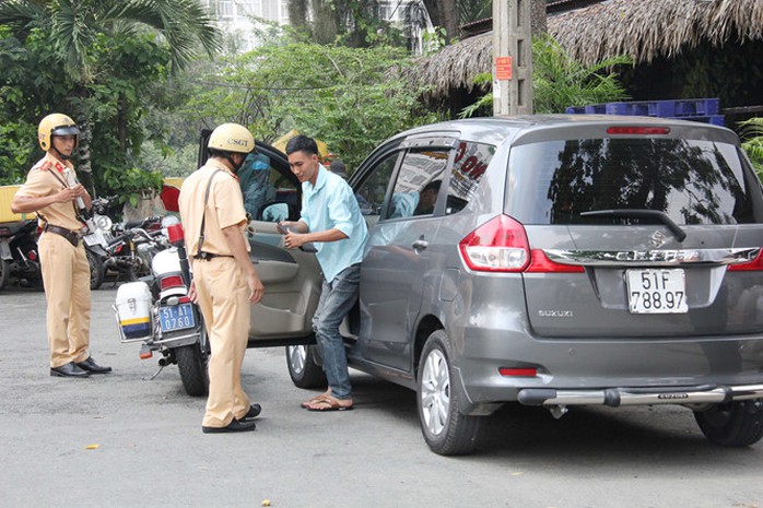 
Kiểm tra, xử phạt xe kinh doanh dịch vụ Uber không đúng quy định tại TP.HCM ẢNH: QUẾ AN
