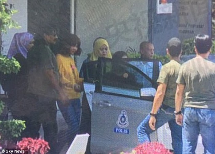 
Nữ nghi phạm đầu tiên bị bắt (áo vàng). Trong ảnh: Cô này được dẫn giải ra khỏi đồn cảnh sát quận Sepang, bang Selangor - Malaysia vào trưa 16-2. Ảnh: Sky News
