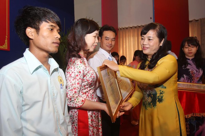 Bà Trần Kim Yến, Chủ tịch LĐLĐ TP HCM, trao bằng khen cho các đảng viên tiêu biểu Ảnh: HOÀNG TRIÊU