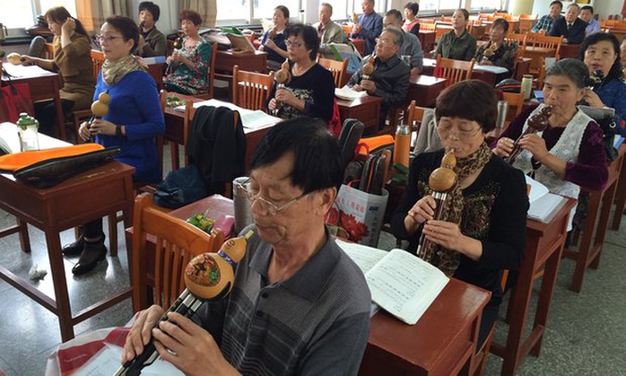 
Các học viên học thổi sáo ở trường học dành cho người cao tuổi tại huyện Như Đông, tỉnh Giang Tô, Trung Quốc Ảnh: The Guardian
