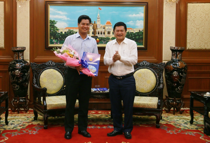 
Phó Chủ tịch UBND TP HCM Huỳnh Cách Mạng (phải) trao quyết định bổ nhiệm ông Lê Minh Khoa.
