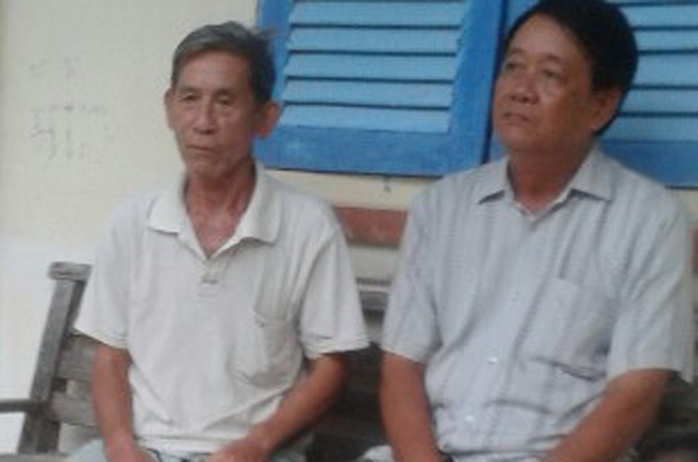 
Ông Bạn (bên trái) và ông Bình buồn rầu vì bị nộp phạt
