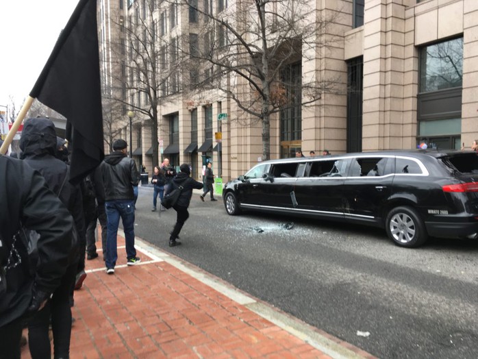 Cửa kính một chiếc xe limo ở trung tâm Washington bị đập vỡ. Ảnh:Washington Post