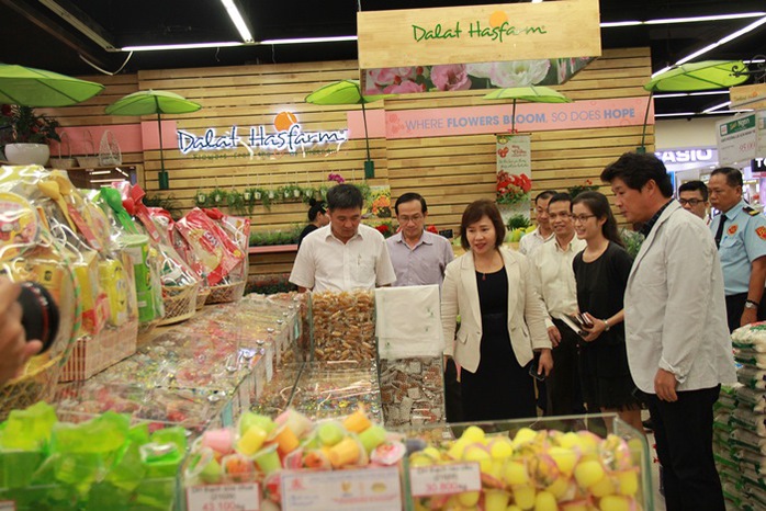 Thứ trưởng Hồ Thị Kim Thoa kiểm tra quầy hàng bánh kẹo Tết tại LOTTE Mart quận 7