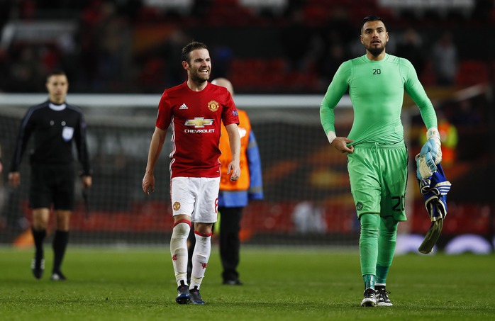 Mata và Romero là người hùng trận đấu khi đưa M.U vào tứ kết Europa League