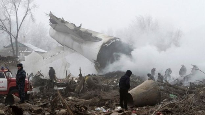 Chiếc máy bay vỡ thành nhiều mảnh, cày nát ngôi làng Dacha-Suu hôm 16-1Ảnh: Reuters