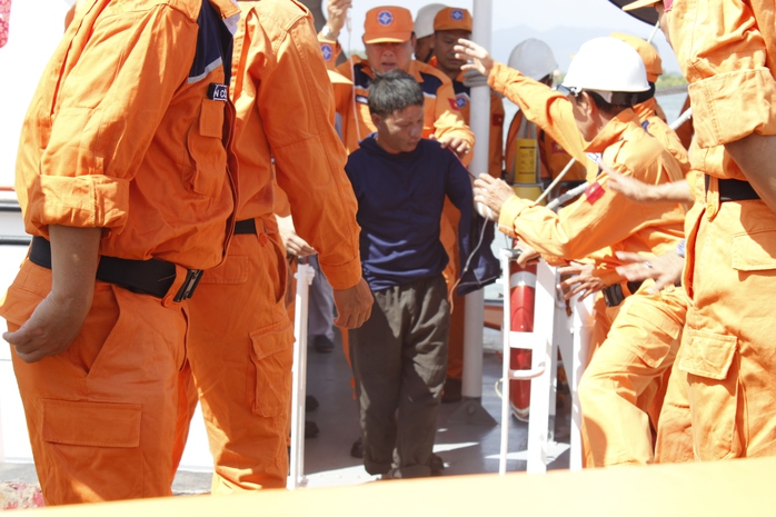 
Ngư dân bị thương được các nhân viên đưa lên bờ để cấp cứu

