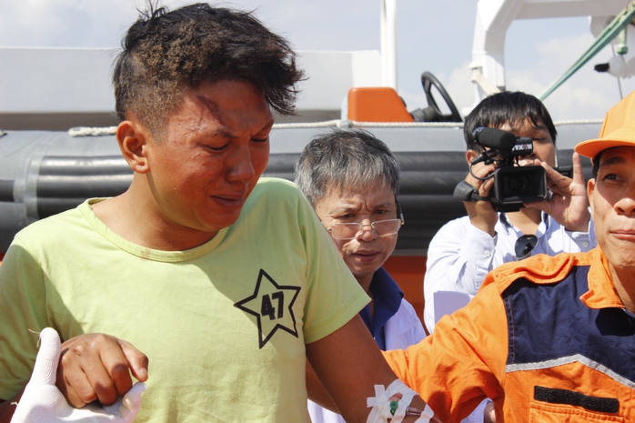 
Một ngư dân xúc động khi gặp lại người thân sau tai nạn
