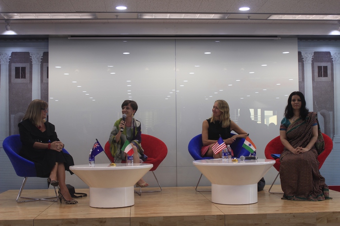 
Các nữ tổng lãnh sự Úc, Ý, Mỹ, Ấn Độ tại TPHCM (lần lượt là Karen Lanyon, Carlotta Colli, Mary Tarnowka và Smita Pant) chia sẻ về chủ đề phụ nữ trong ngành ngoại giao. Ảnh: Thu Hằng
