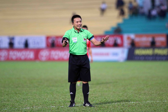 Trọng tài không sai dù 2 lần giơ bảng bù giờ, trưởng Ban trọng tài Nguyễn Văn Mùi chia sẻ