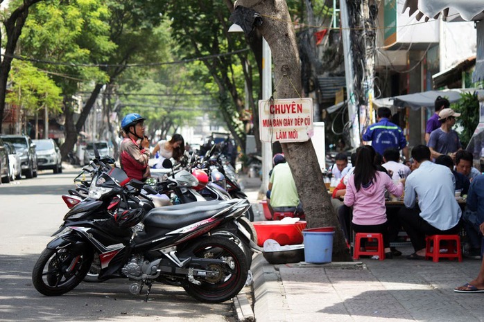 Một quán ăn trên đường Lê Thị Hồng Gấm, quận 1, TP HCM lấn chiếm cả vỉa hè lẫn lòng đường làm nơi kinh doanhẢnh: Quốc Chiến