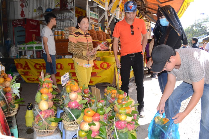 
Khách hành hương sẽ không phải chịu cảnh bị chặt chém nếu như mua đồ cúng Bà tại những nơi mua bán cố định như thế này.
