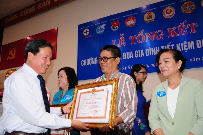 ông Nguyễn Phương Đông, Phó Giám đốc Sở Công Thương TP HCM, trao bằng khen cho các gia đình tiết kiệm điện tiêu biểu