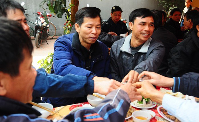 Ông Nguyễn Thanh Chấn (thứ hai từ phải sang) uống rượu cùng hàng xóm, láng giềng
