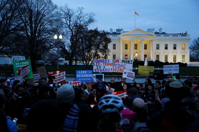 Người biểu tình phản đối sắc lệnh cấm nhập cảnh mới bên ngoài Nhà Trắng hôm 6-3 Ảnh: Reuters