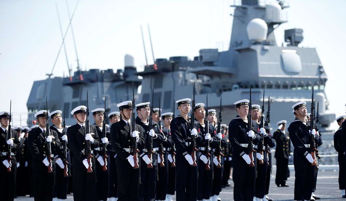 Lính thủy Nhật tham gia lễ biên chế tàu Kaga. Ảnh: Reuters