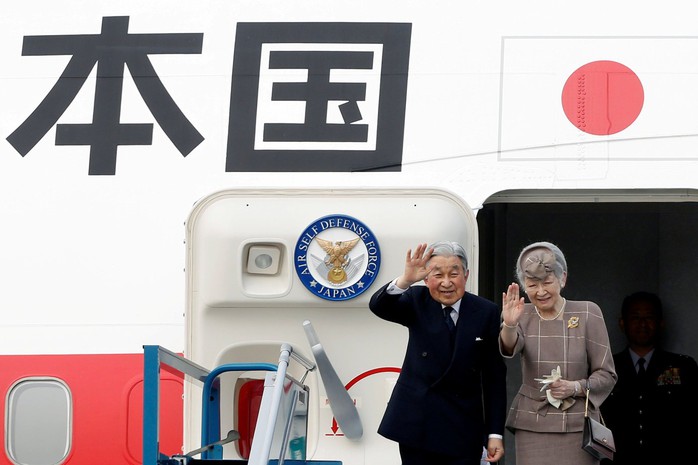 
Nhà vua và Hoàng hậu Nhật Bản vẫy tay chào rời Hà Nội để đến Huế. Ảnh: Reuters
