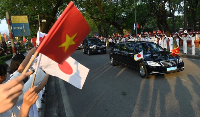 
Người dân TP Huế đứng hai bên đường Lê Lợi đón chào Nhật hoàng. Ảnh: Reuters
